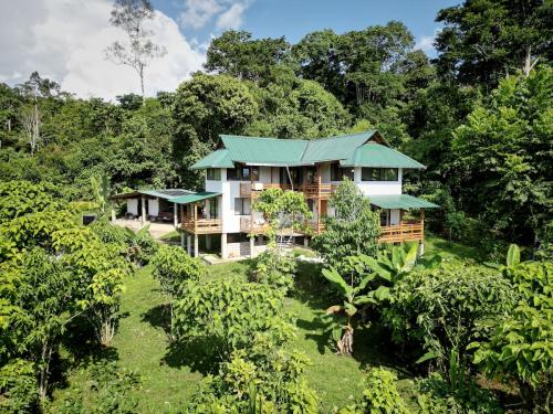coral_tree_lodge_front_01